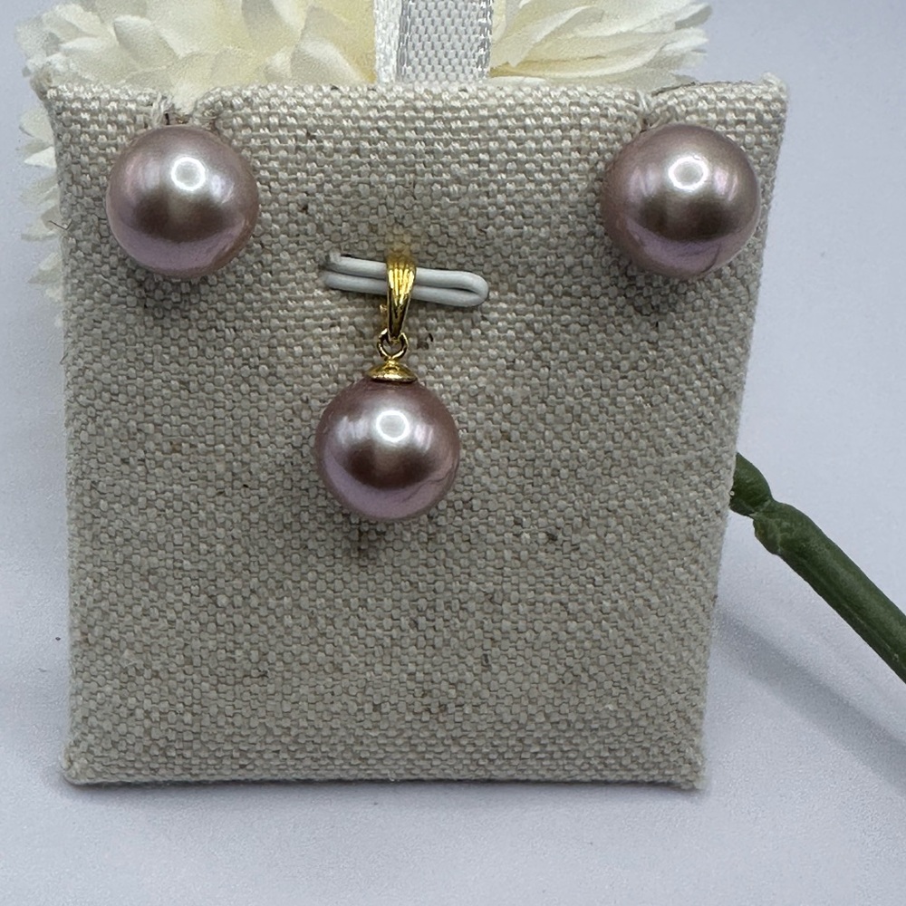 Authentic edison pearl set of earrings and pendant in solid 14KG settings..